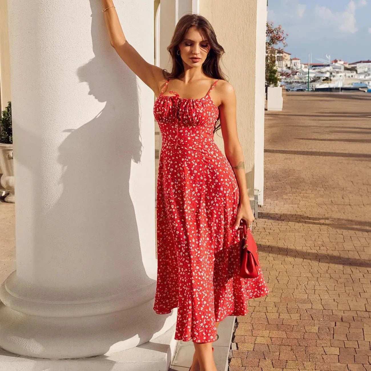 robe midi fleurie rouge fendue pour mariage invité chic, silhouette trapèze et manches courtes