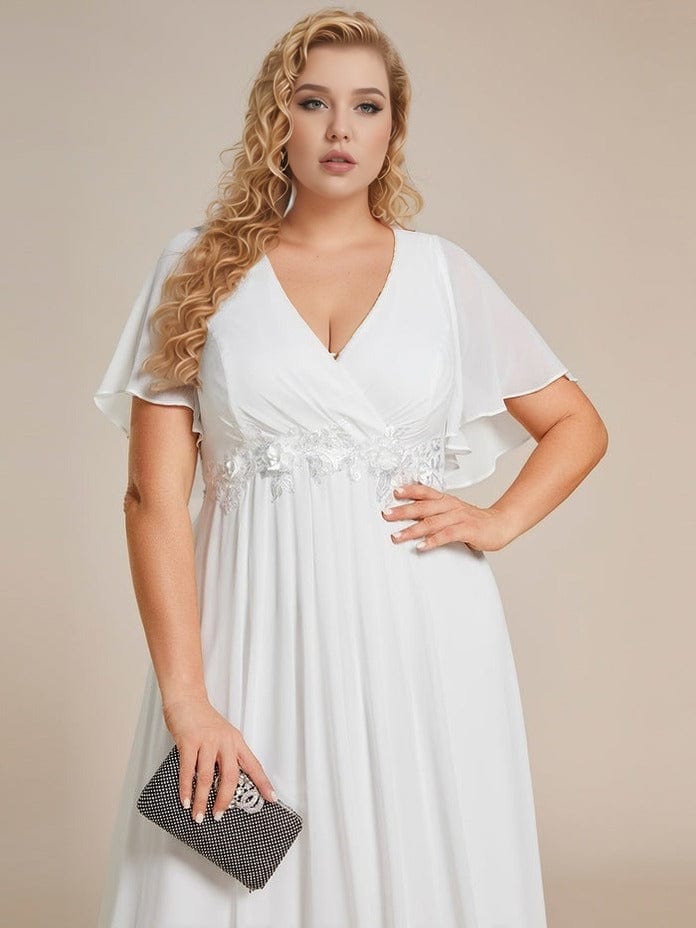 Robe mariage grande taille blanche longue manches courtes décolleté trapèze chic avec pochette élégante