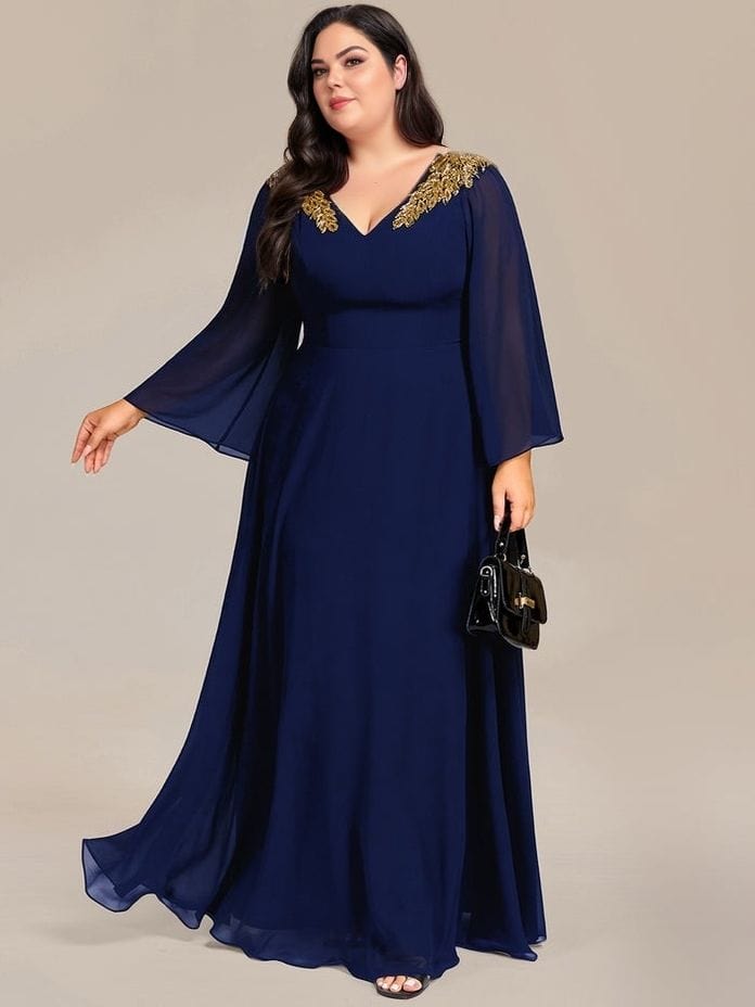 Robe de soirée grande taille longue bleu manches longues élégante avec détails dorés idéale mariage invité