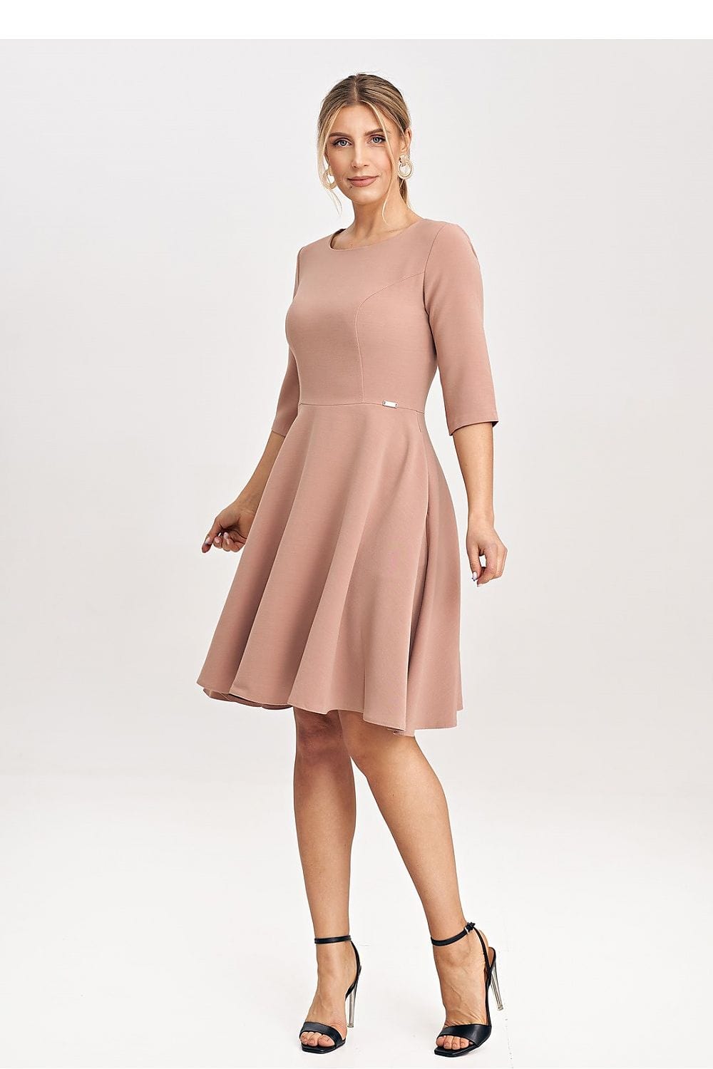 Robe cocktail chic manches trois-quarts couleur rose terracotta longueur midi silhouette trapèze.