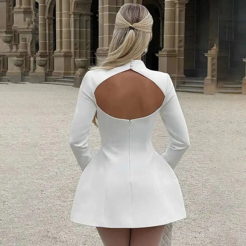 Robe courte blanche dos nu manches longues élégante pour soirée chic ou mariage invité en été