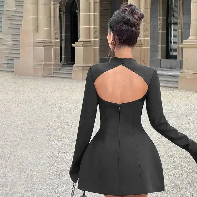 Robe de soirée chic noire courte dos nu manches longues élégante parfaite pour mariage invité ou cocktail