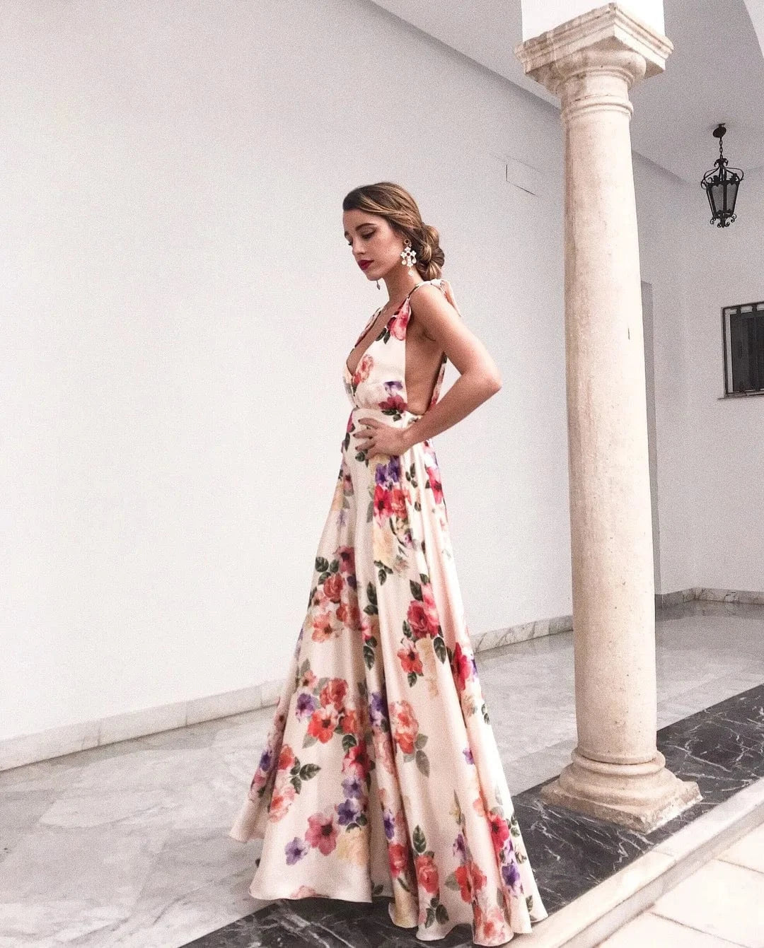 Robe longue bohème fleurie dos nu chic pour mariage invité été, style élégant et fluide pour femme