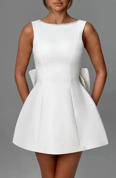 robe courte invitée mariage dos nu chic estivale coupe princesse sans manches élégante et tendance