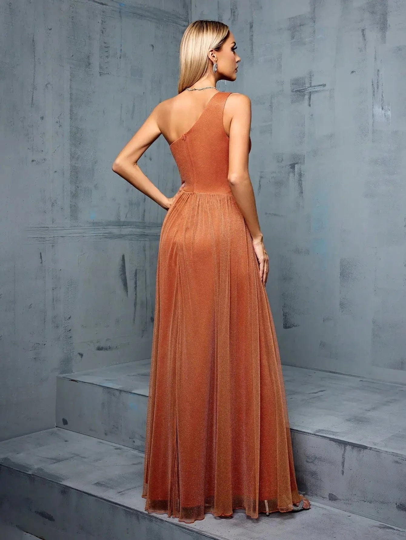 robe invitée mariage chic épaules dénudées longue fluide rose poudré élégante pour été