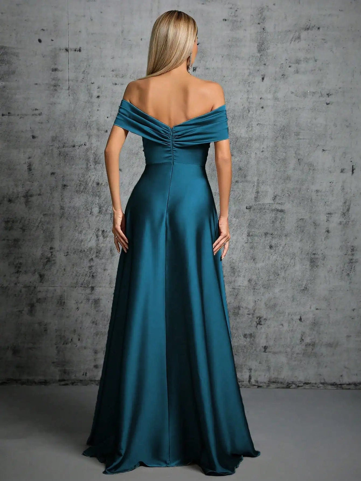 Robe invitée de mariage taupe longue avec épaules dénudées et silhouette moulante, idéale pour un événement chic ou cocktail.