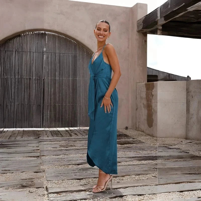 robe invitée mariage chic bleue longue fluide avec décolleté élégant pour cérémonie estivale