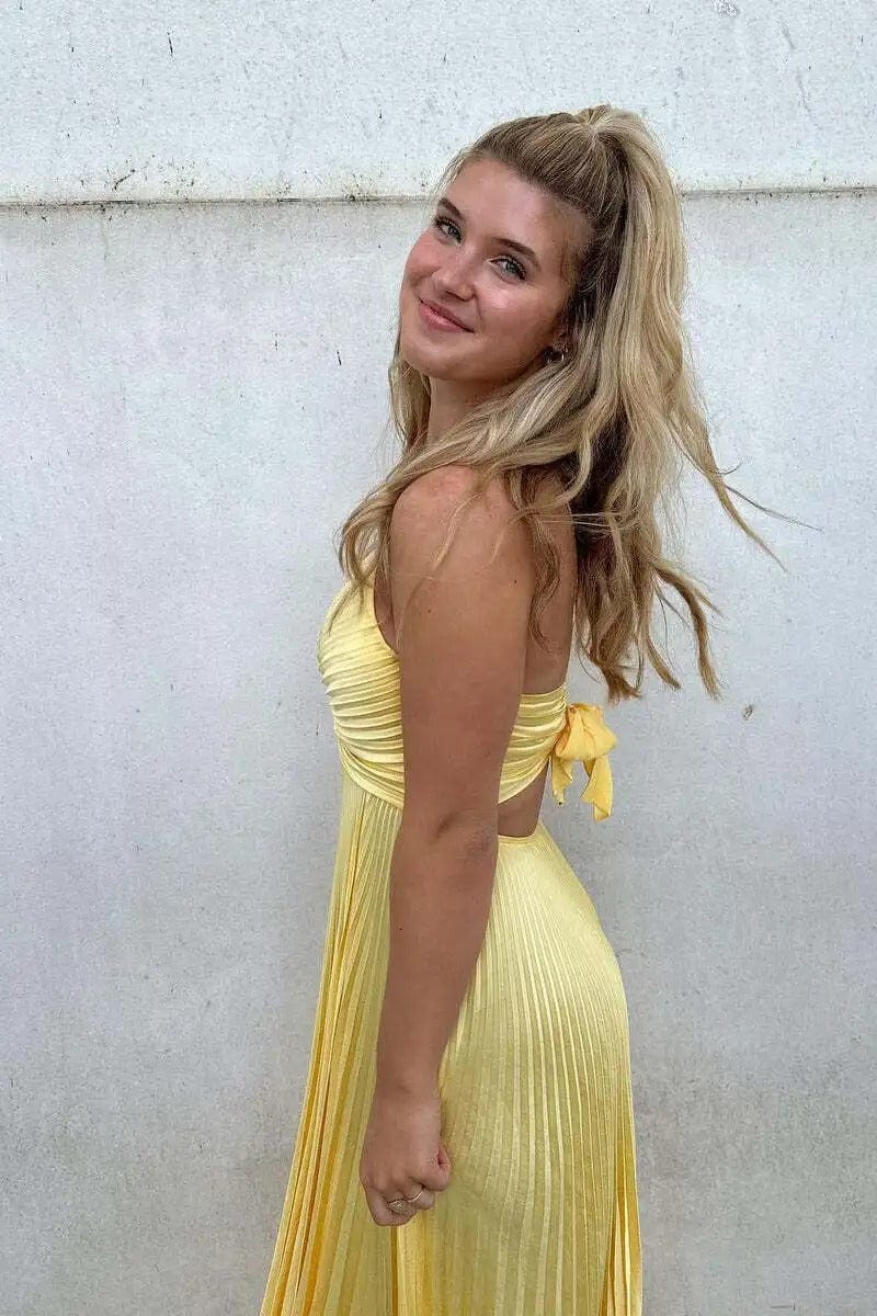 Robe été longue jaune plissée dos nu fluide femme idéale plage ou soirée estivale élégante et légère