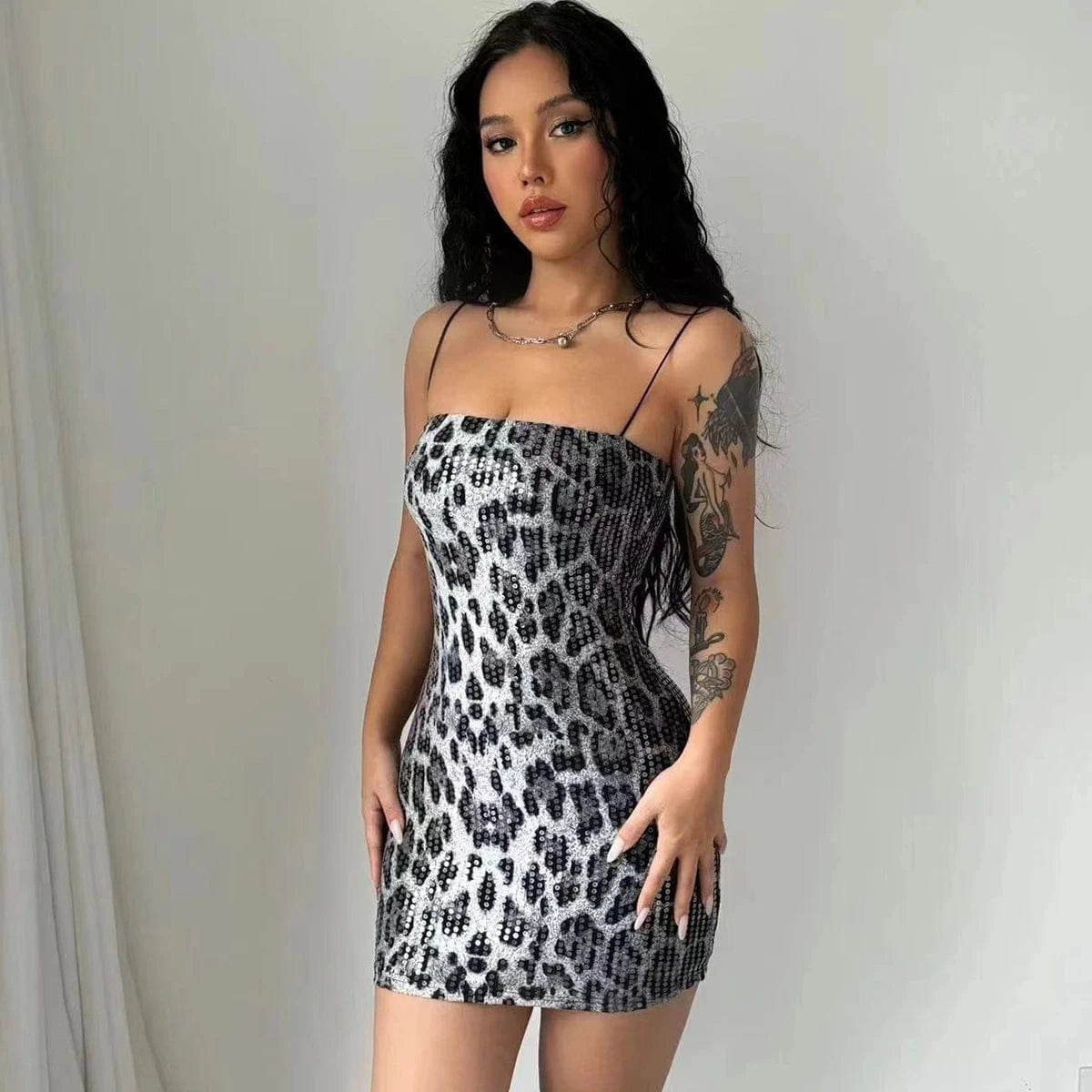Robe courte moulante soirée sexy à motifs léopard noire et blanche sans manches bretelles fines femme