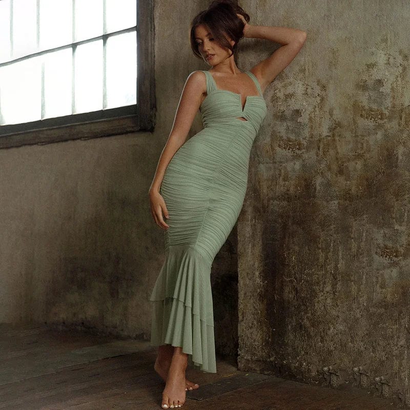 Robe longue vert sauge moulante avec décolleté carré pour soirée chic et mariage invité, manches courtes et jupe évasée.