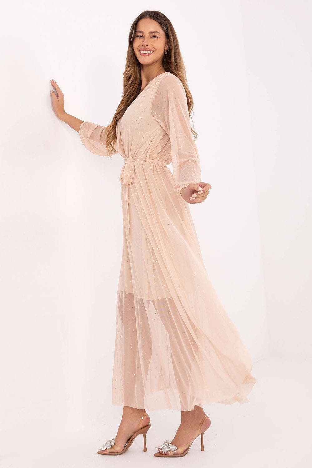 Robe longue soirée chic beige manches longues fluide femme élégante pour événement ou mariage invité
