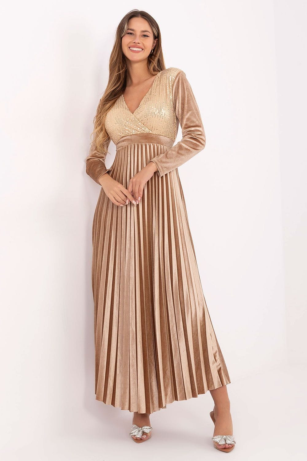 Robe longue champagne soirée chic plissée manches longues décolleté croisé femme élégante pour mariage invité