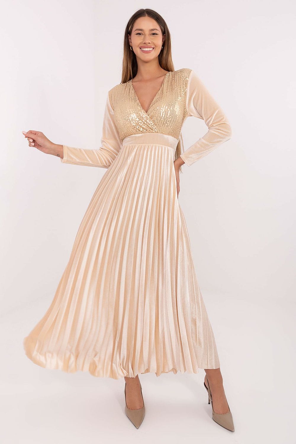 Robe de soirée chic longue champagne plissée manches longues décolleté idéale pour mariage ou gala