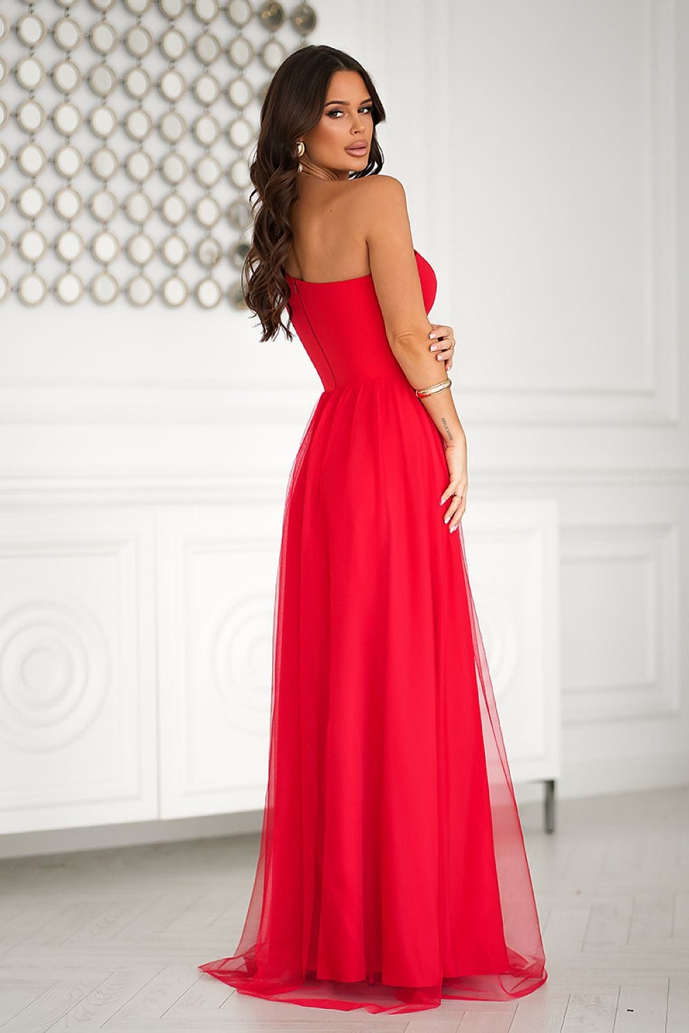robe de bal longue fendue à haut pailleté chic dorée moulante manches courtes silhouette princesse