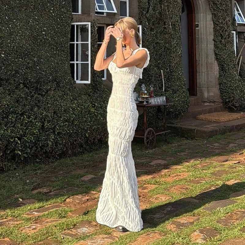 Robe blanche longue moulante pour soirée mariage chic en été, élégante et moderne, manches courtes
