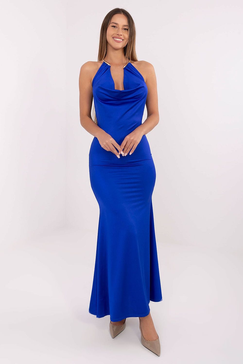 Robe de soirée chic longue bleu moulante sans manches décolleté pour événement élégant ou mariage invité
