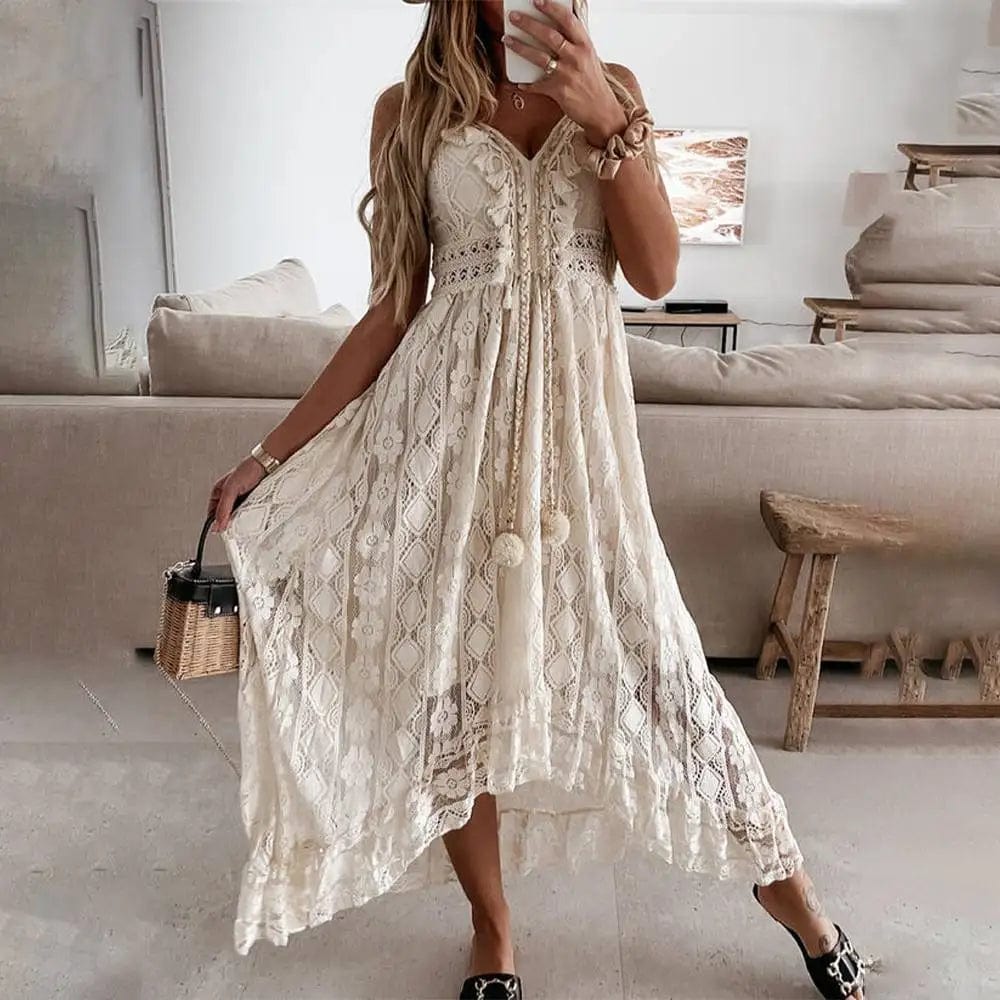 Robe longue bohème blanche en dentelle avec manches courtes et silhouette trapèze idéale pour mariage ou bal.