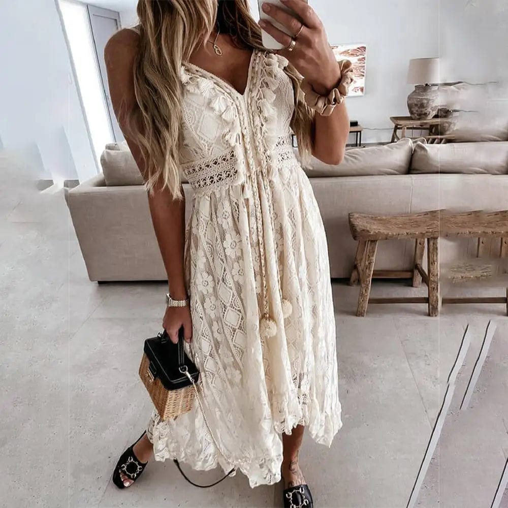 Robe longue bohème en dentelle blanche, style champêtre pour mariage, avec manches courtes et silhouette trapèze.