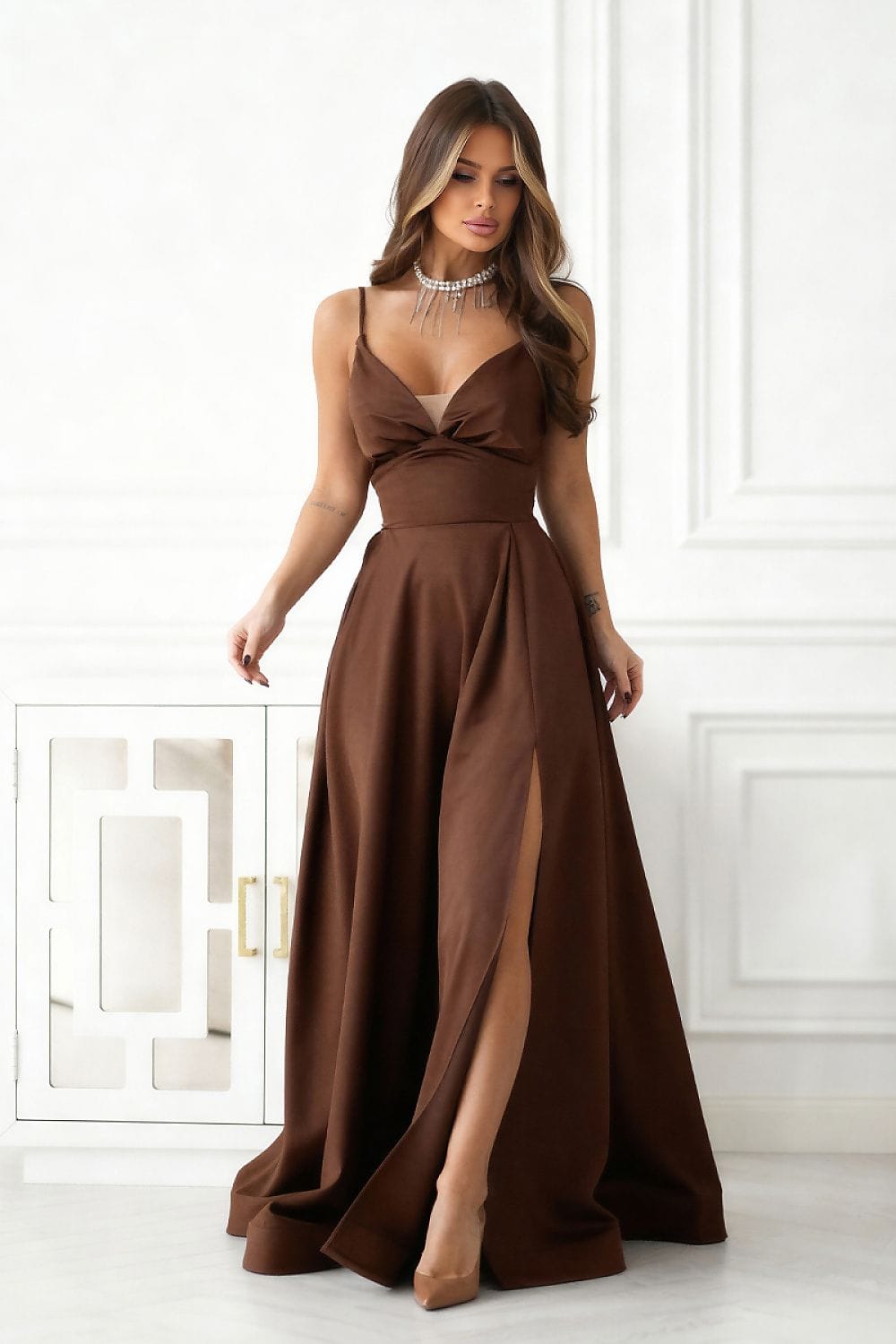 Robe de soirée longue marron fendue, style chic moderne bustier sans manches, élégante pour mariage invité