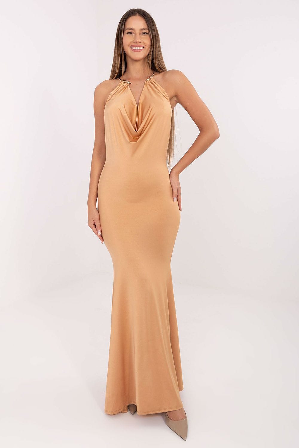 Robe de soirée longue dos nu beige style chic moulante pour mariage invité ou soirée élégante femme