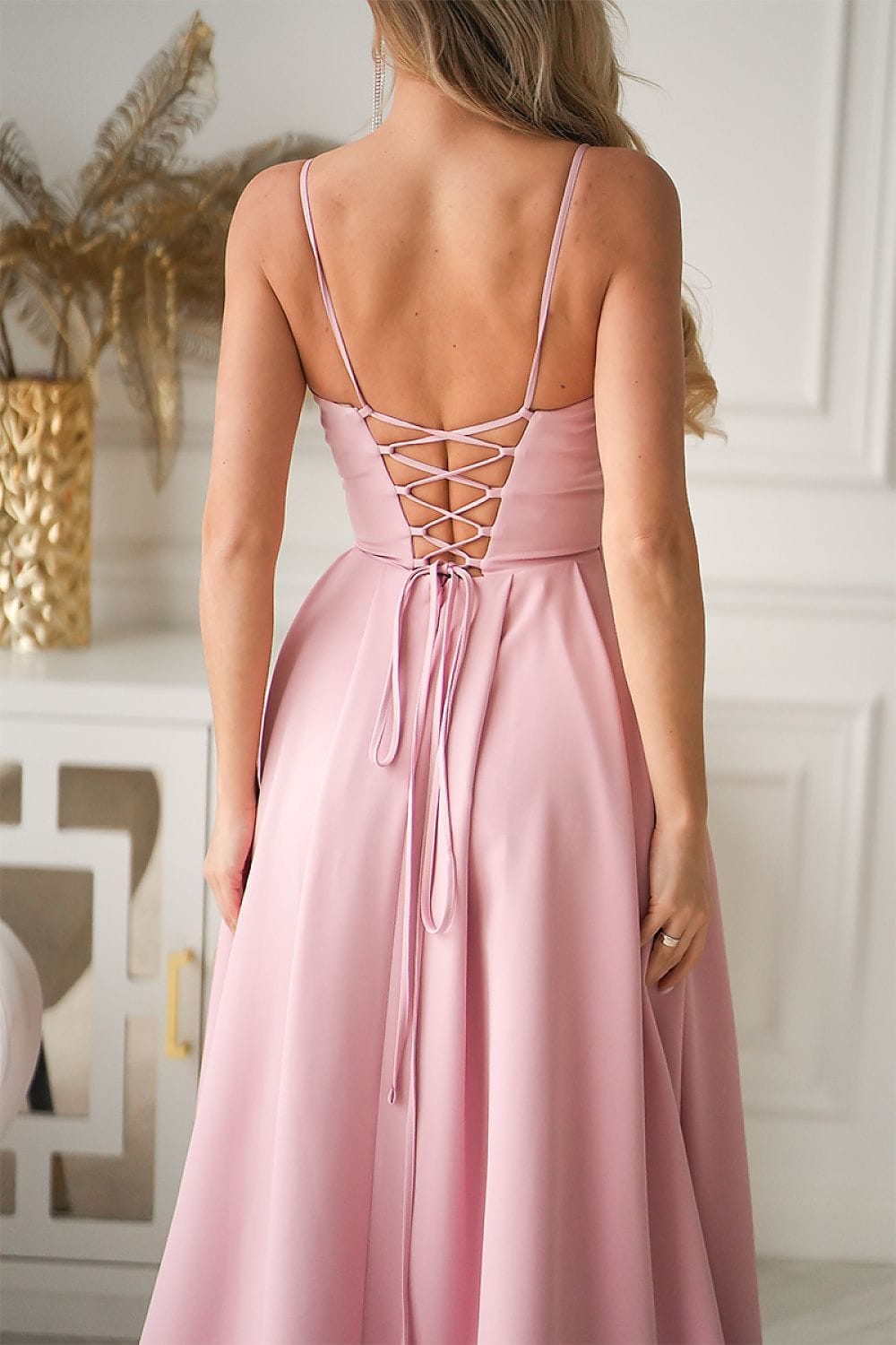 Robe de soirée dos nu longue rose poudré élégante style chic bretelles fines laçage parfait mariage invité
