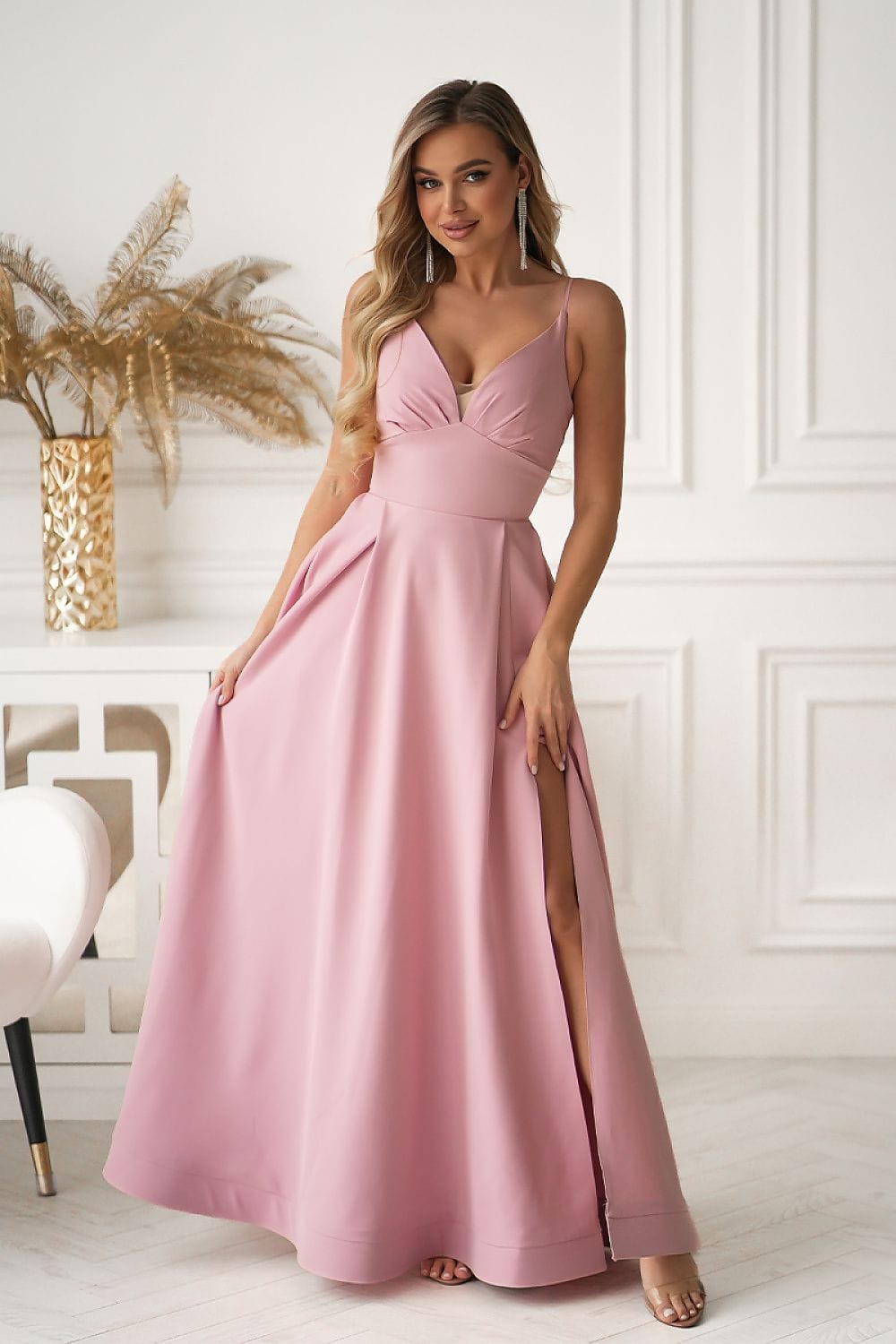 Robe longue rose fendue pour soirée chic, style élégant, décolleté, idéale mariage ou cocktail invité