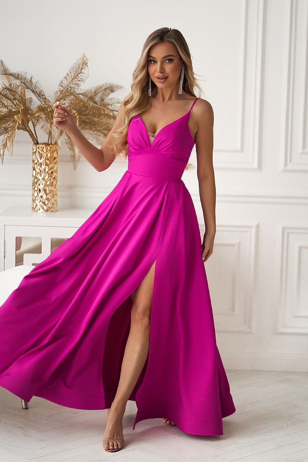 Robe de soirée chic longue fuchsia décolleté fendue sans manches élégante pour mariage ou cocktail femme