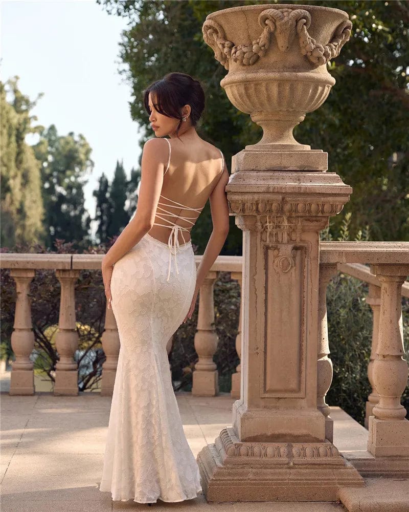 Robe longue blanche en dentelle, style chic pour mariage, silhouette princesse avec dos nu et manches longues.
