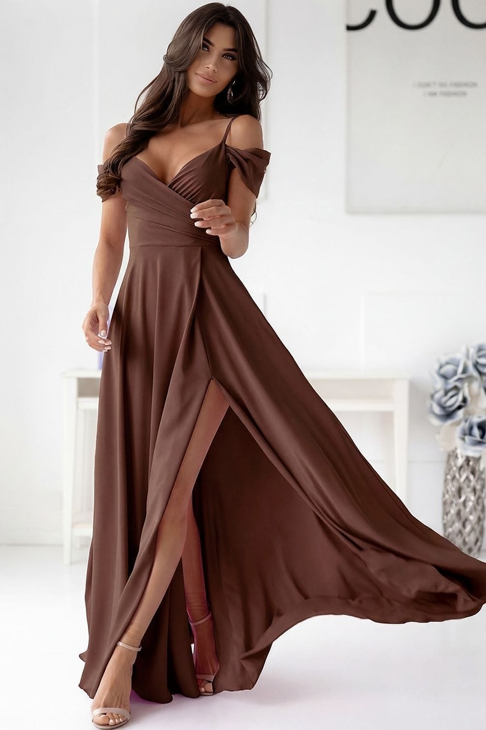 Robe longue fendue soirée chic marron évasée décolleté épaules dénudées élégante pour mariage invité