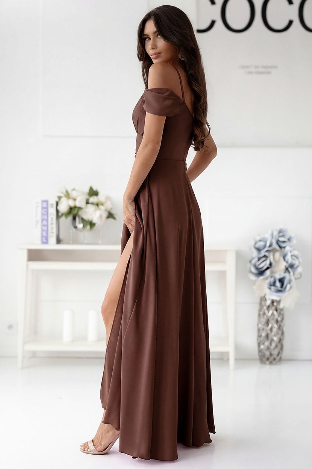 Robe de soirée longue marron fendue chic avec épaules dénudées pour mariage invité ou gala élégant