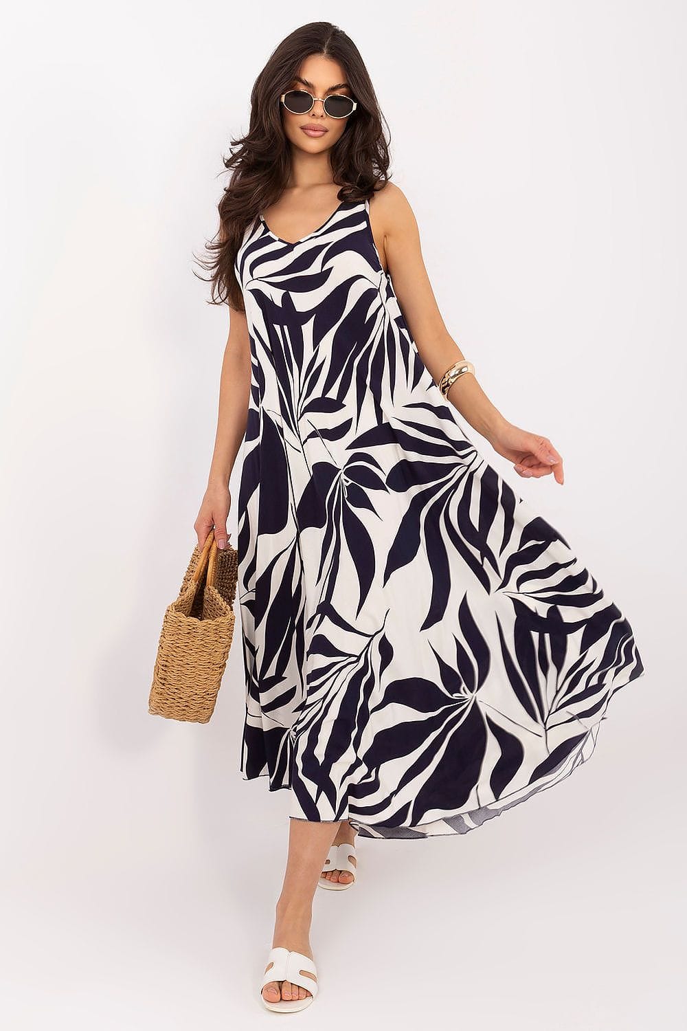 Robe été fluide femme longue blanche et noire imprimée feuilles style bohème avec sac panier plage