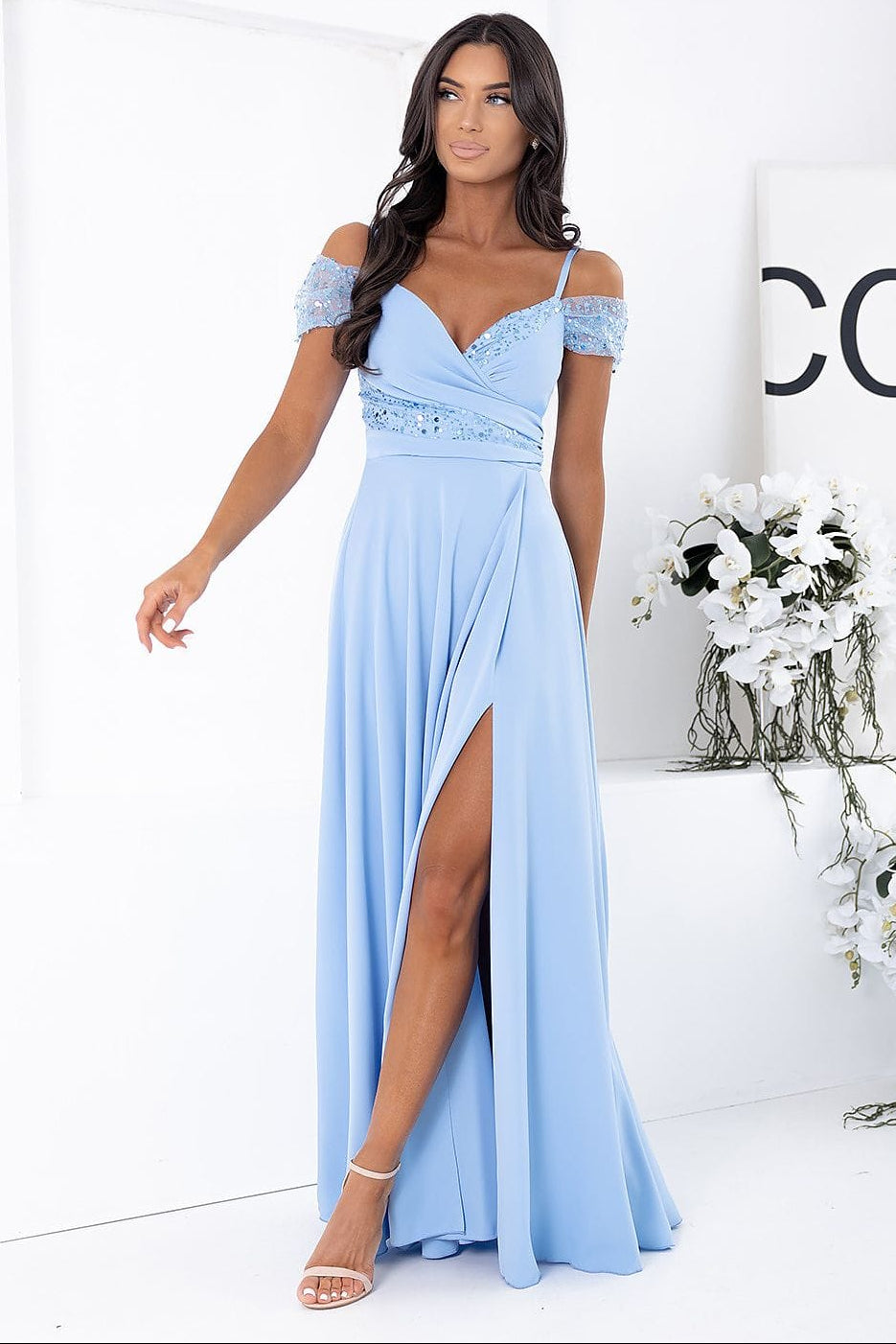 Robe de soirée mariage longue bleu fendue épaules dénudées élégante pour invitée chic tendance 2024