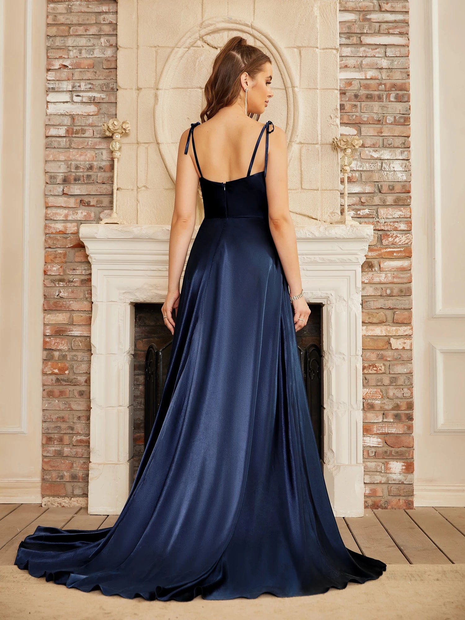 Robe longue bleu marine pour mariage invité chic avec fente, silhouette droite et fines bretelles.