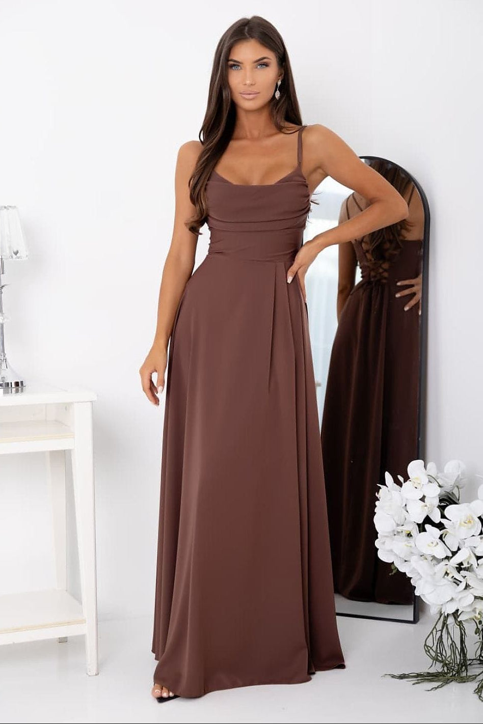 Robe longue soirée chic trapèze marron sans manches élégante pour invitée mariage ou événement habillé