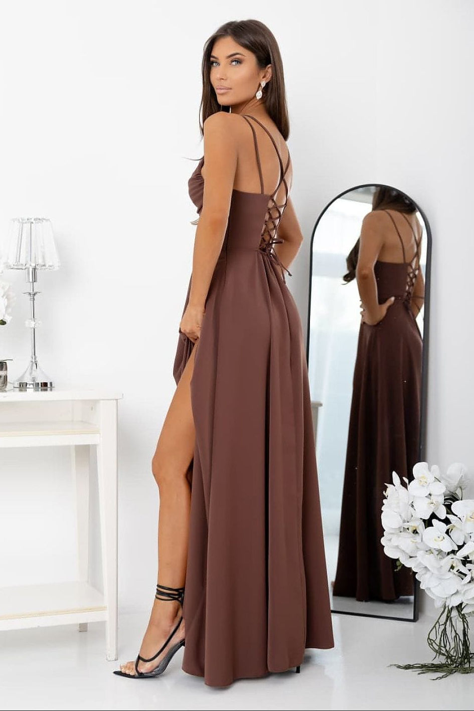 Robe longue soirée dos nu marron fendue élégante avec bretelles croisées style chic femme mariage invité