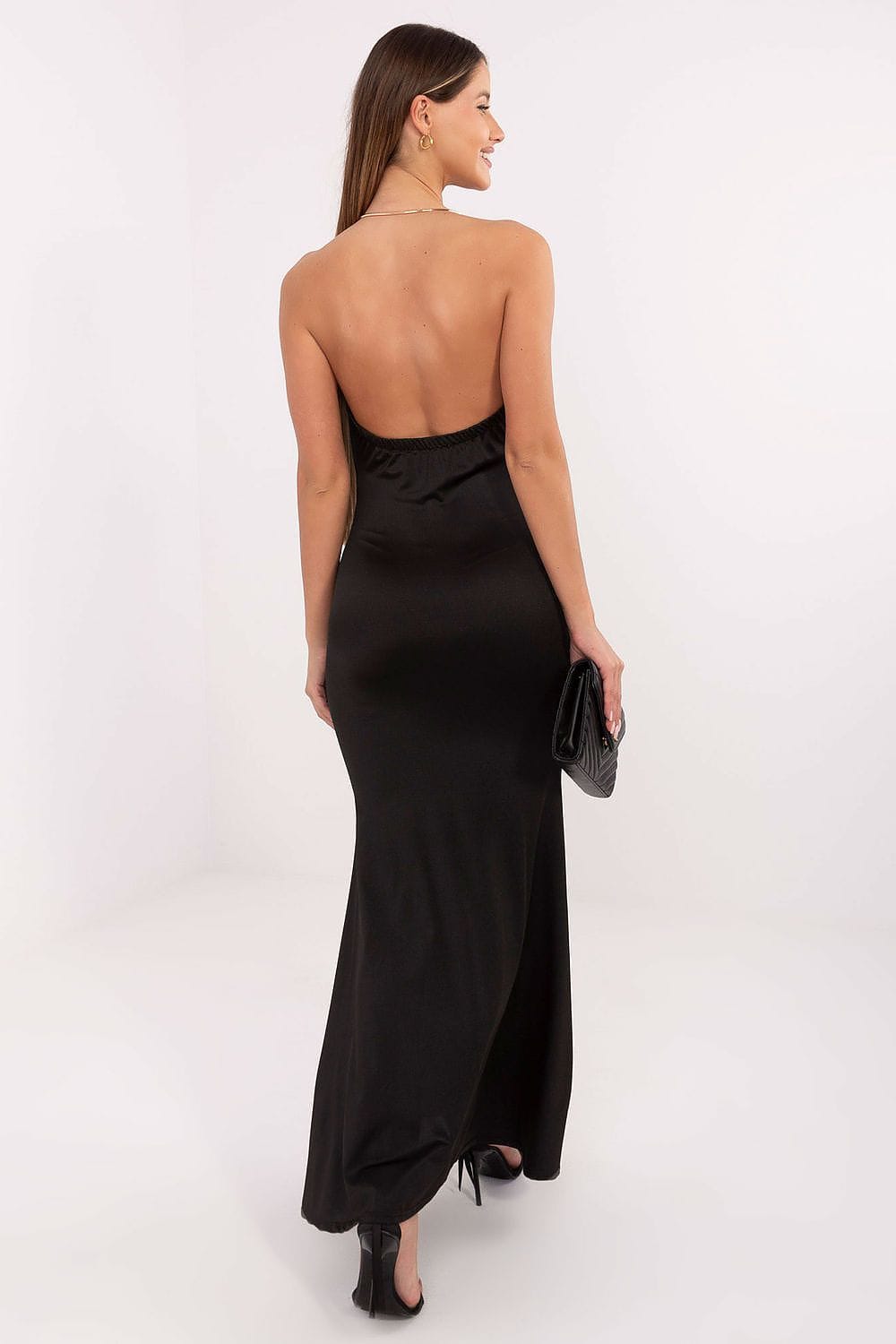 Robe de soirée dos nu longue noire en satin élégante, tenue chic femme avec sac à main noir et escarpins
