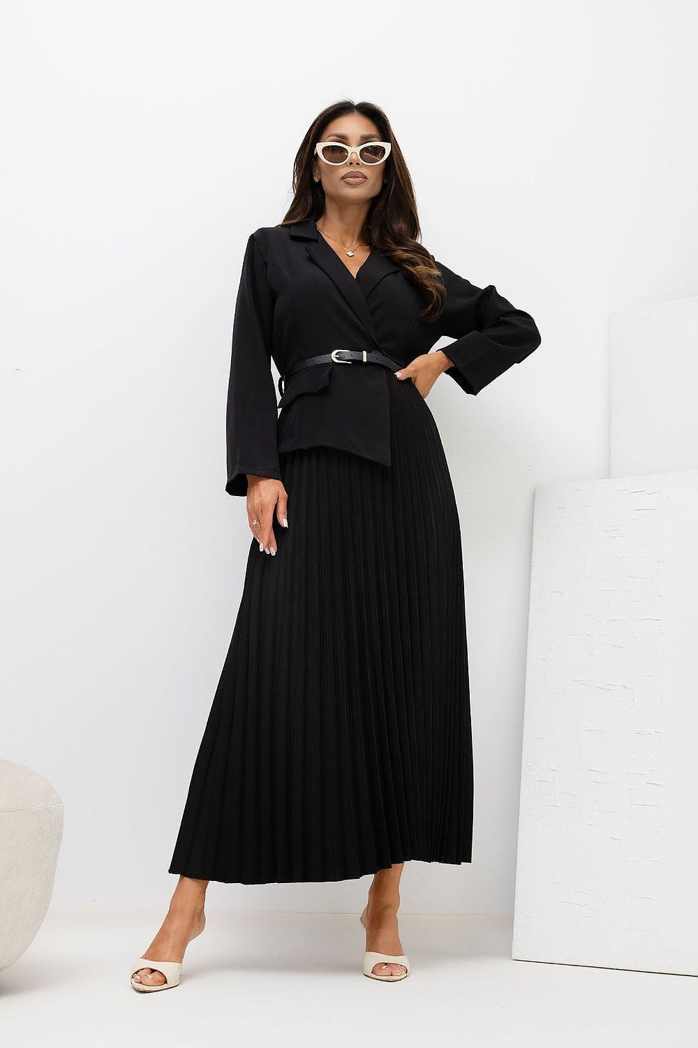 Robe longue noire chic soirée manches longues plissée ceinturée élégante pour femme avec lunettes blanches