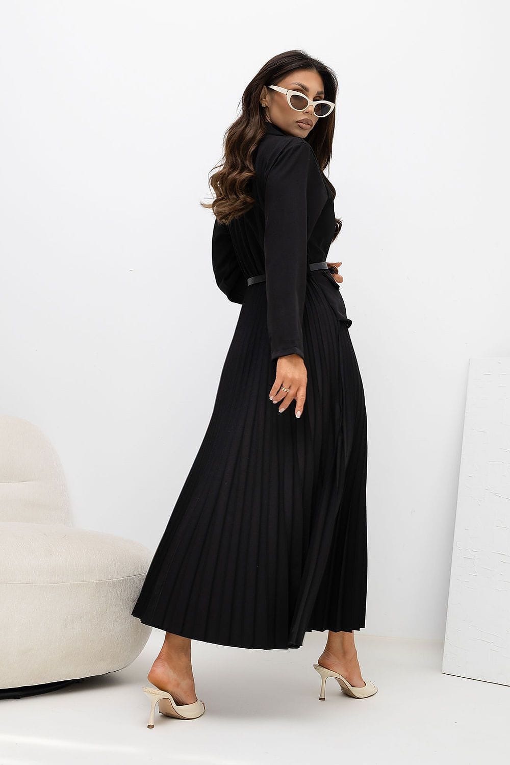 Robe noire longue plissée chic manches longues pour soirée femme, silhouette élégante et style habillé