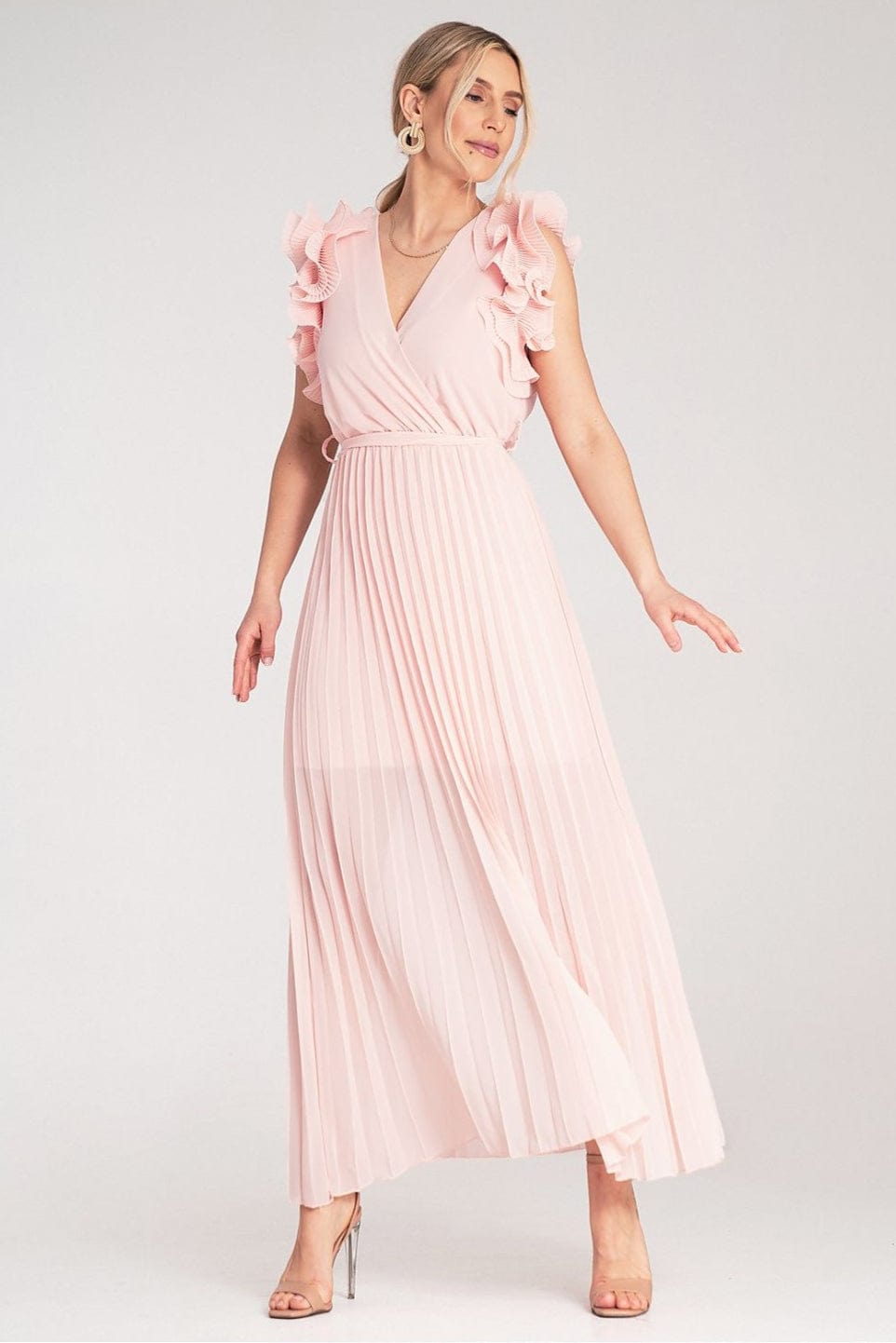 Robe longue rose poudré plissée style bohème chic pour invitée mariage été avec manches courtes à volants