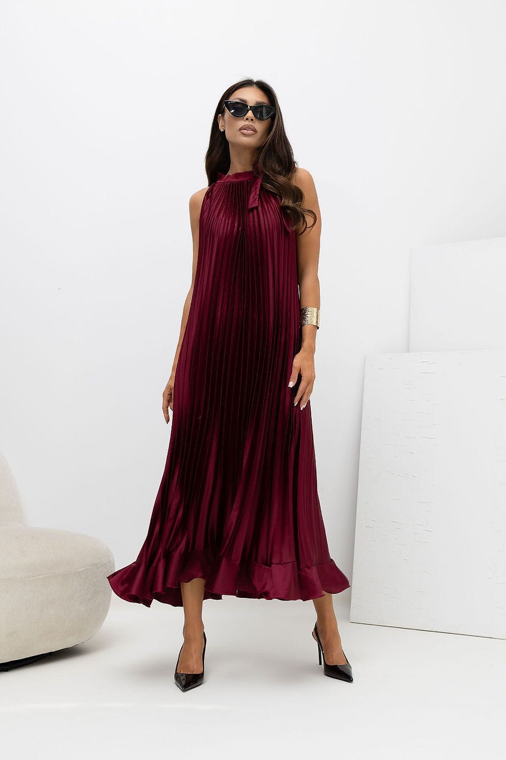 Robe de soirée chic longue bordeaux plissée sans manches élégante pour mariage invité ou événement festif