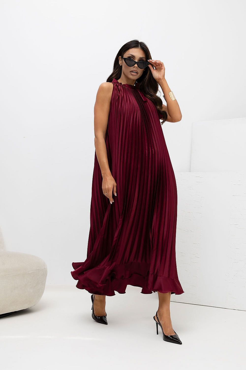 Robe de soirée plissée longue bordeaux sans manches chic fluide idéale mariage ou évènement habillé femme