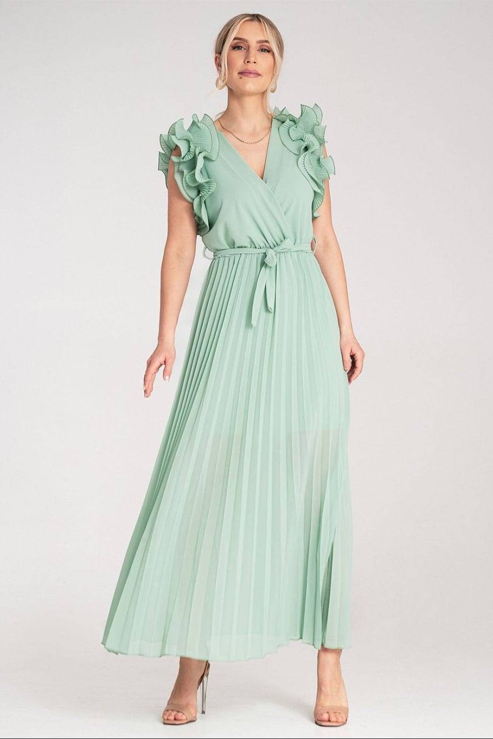 Robe longue plissée verte pour mariage invité chic, sans manches, décolleté cache-cœur et détails volants élégants