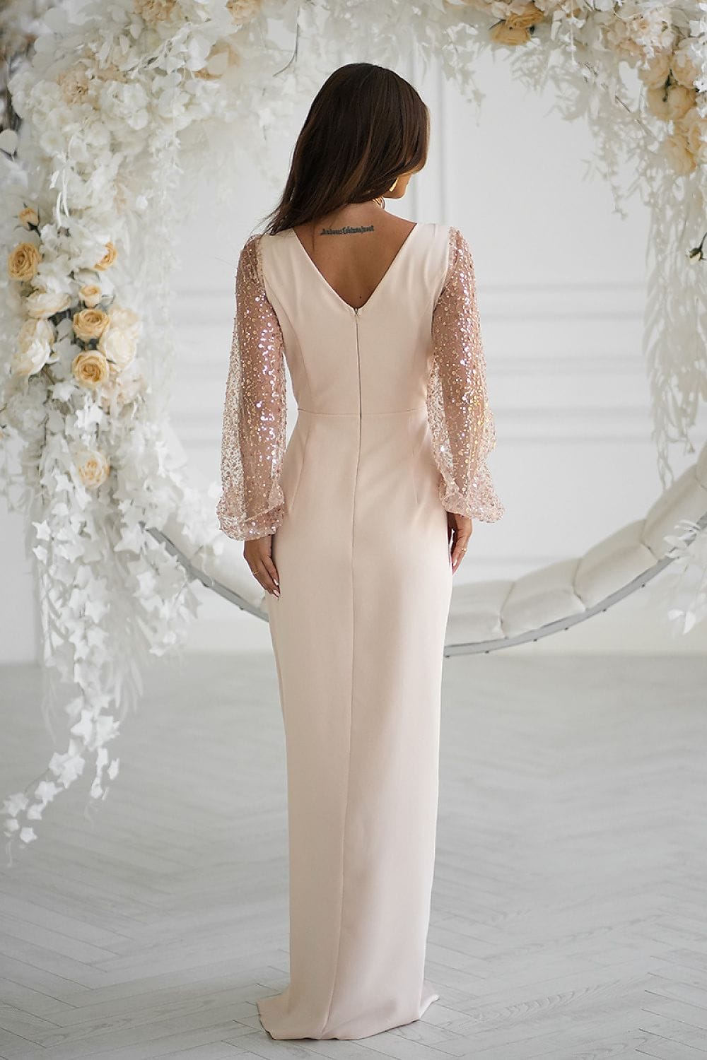 Robe longue soirée chic beige manches longues sequins élégante pour invitée mariage, coupe droite