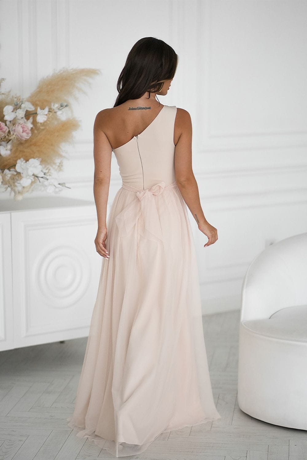 Robe longue mariée invitée chic champagne asymétrique dos nu élégante pour cérémonie ou soirée estivale
