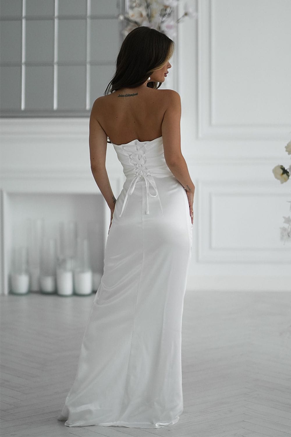 Robe longue blanche dos nu chic pour mariage invitée en satin élégante sans manches style bustier raffinée