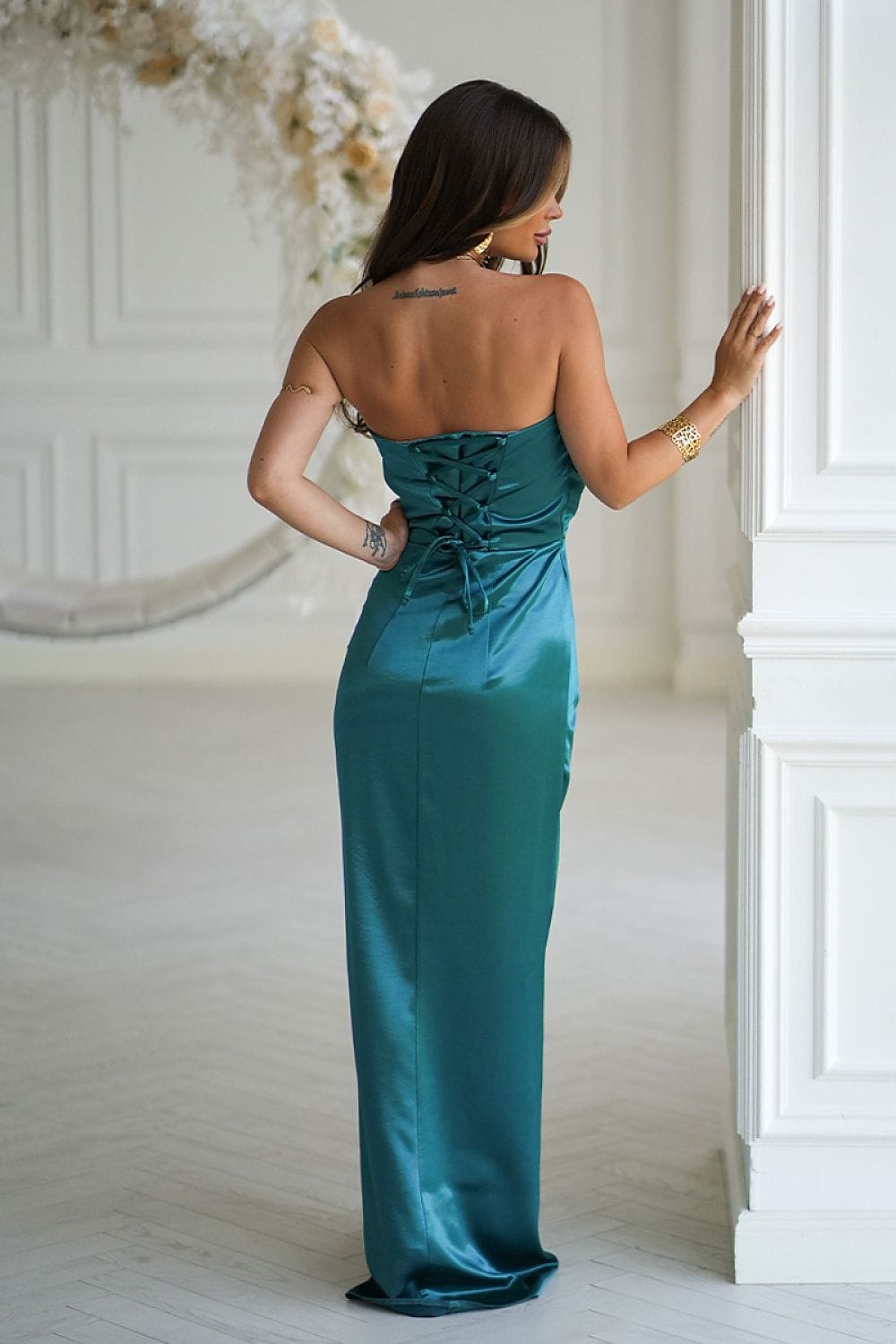 Robe de soirée chic longue verte satinée dos nu moulante sans manches parfaite pour mariage invité élégant
