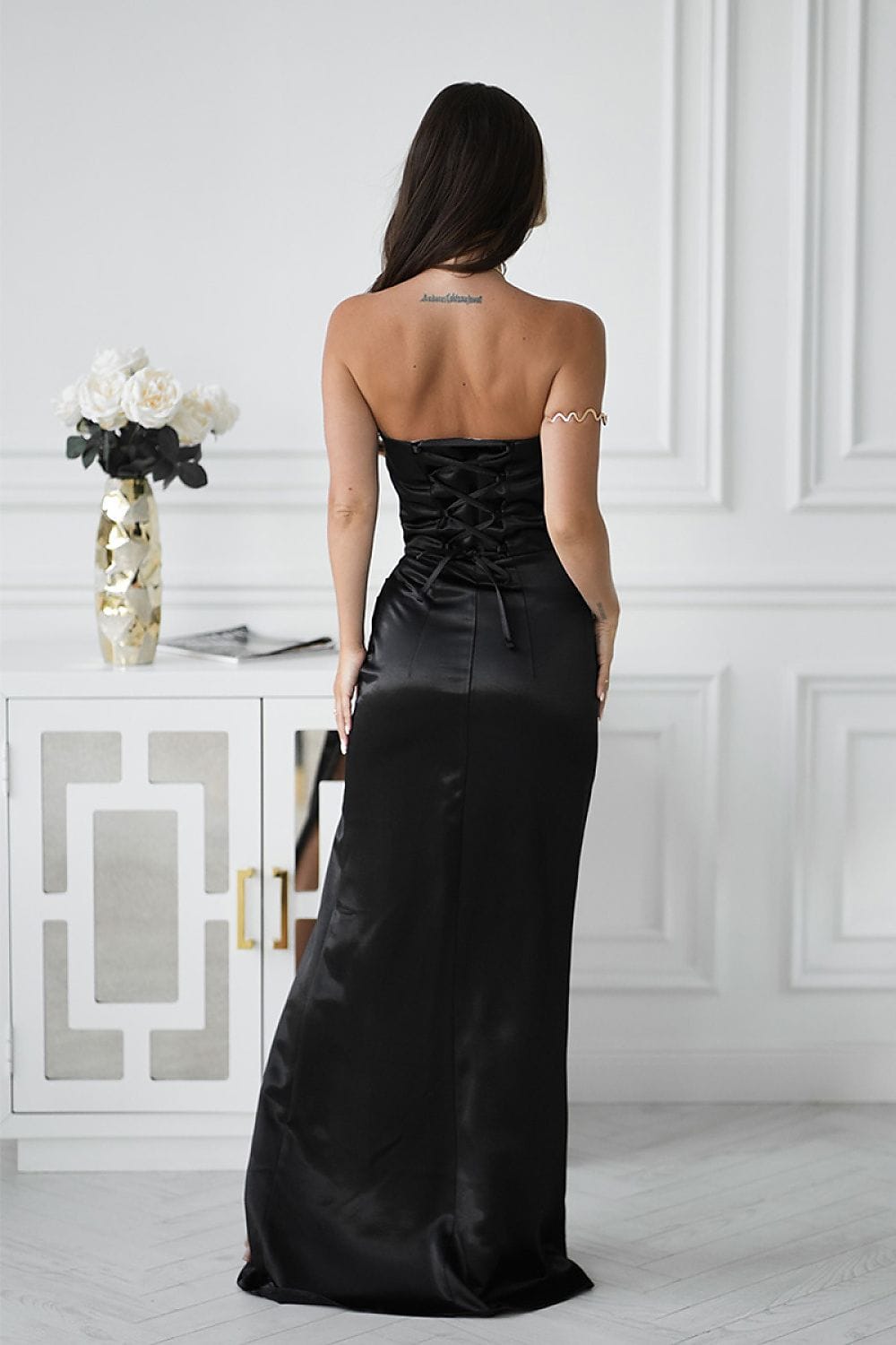 Robe longue noire dos nu satinée moulante soirée chic élégante idéale mariage invité ou gala