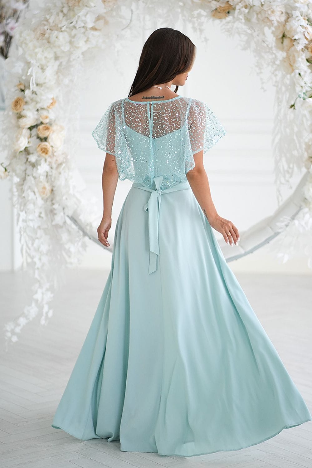 Robe de soirée mariage longue bleue fluide manches courtes pailletée élégante pour invitée chic
