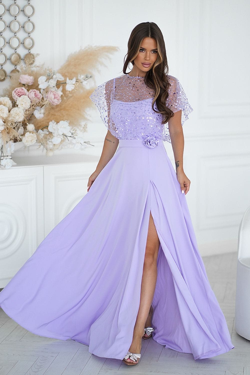 Robe de soirée longue fendue violette style chic avec manches courtes et détails pailletés pour mariage invité