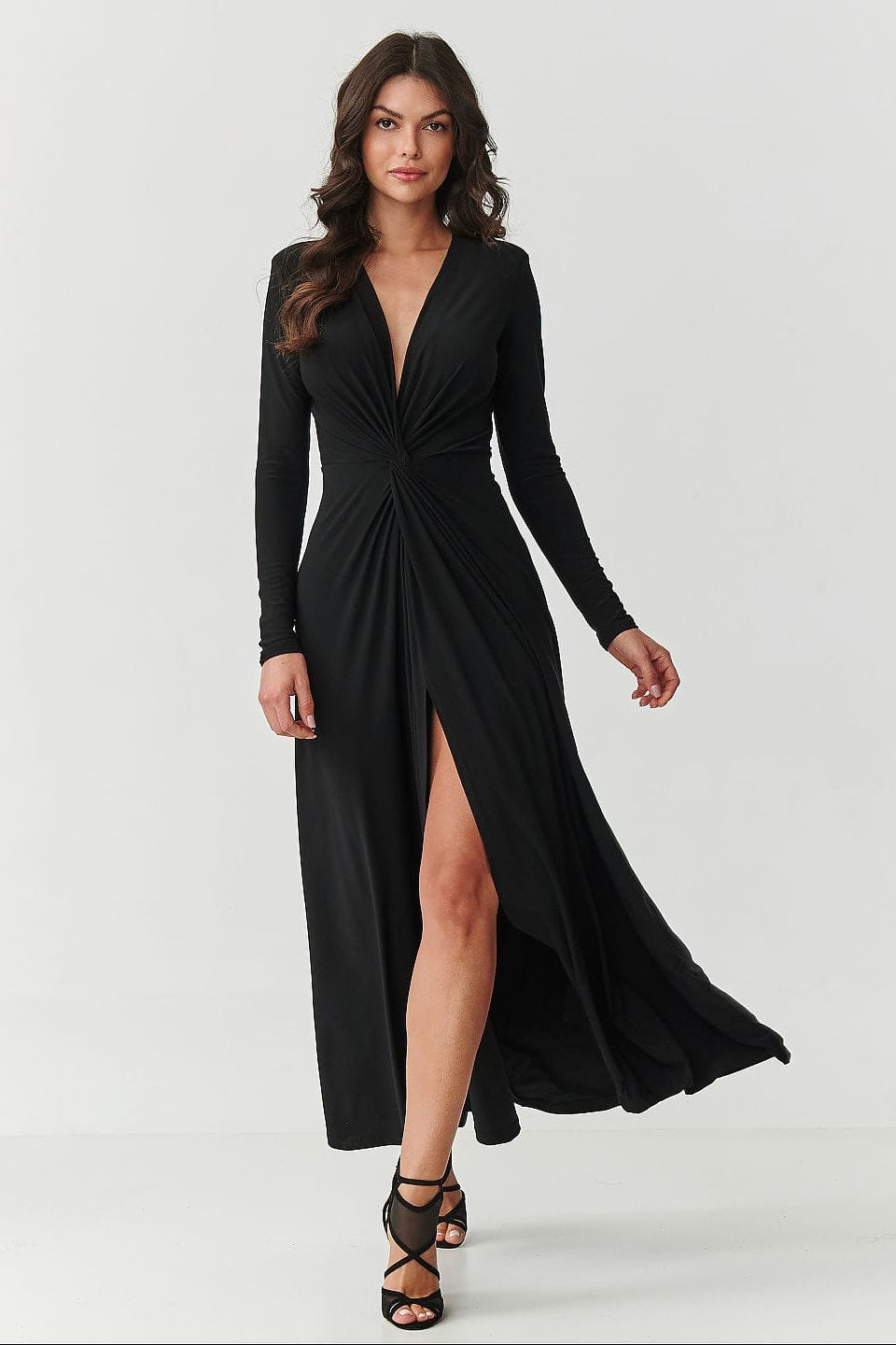 Robe de soirée noire longue fendue chic à manches longues décolleté habillée femme élégante évènement spécial
